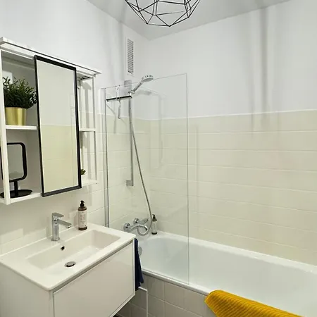 Sonniges City-apartment Mit Suedbalkon Und Parklatz Neusass